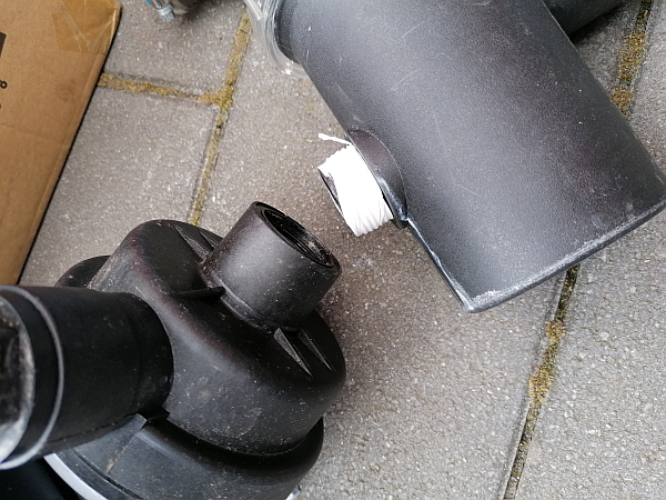 Ein kleiner Pool für den Garten. Aufbauanleitung für einen Aufstellpool. Hier zu sehen. Die Anschlüsse der Sandfilterpumpe in Großaufnahme.