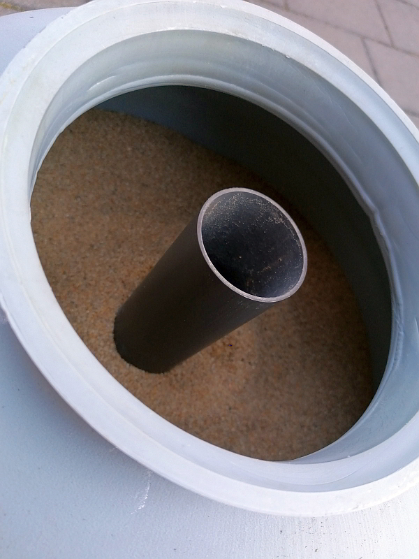 Ein kleiner Pool für den Garten. Aufbauanleitung - Schritt für Schritt. Hier zu sehen, der fertig befüllte Sandfilter.