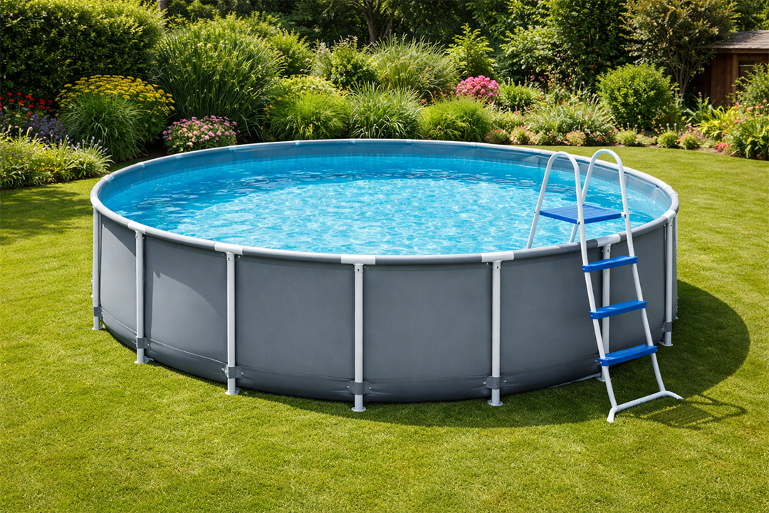 Ein kleiner Pool für den Garten, hier: Runder Stahlrahmenpool mit grauem Metallgestänge und blauem Wasser im Garten, mit blauer Leiter daneben, umgeben von grünen Büschen und Blumenbeeten auf Rasenfläche.