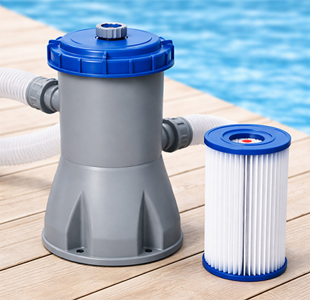 Was ist besser Kartuschenfilter oder Sandfilter? Hier ist ein Kartuschenfilter abgebildet mit Ersatzfilter daneben. Im Vordergrund liegen zwei Schläuche. Der Deckel des Filters liegt seitlich daneben.