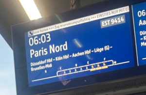 Bretagne mit Kindern - Südküste Familienreise mit der Bahn in die Bretagne: Anzeigetafel am Bahnhof Duesseldorf-Flughafen mit dem Ziel Paris Nord.