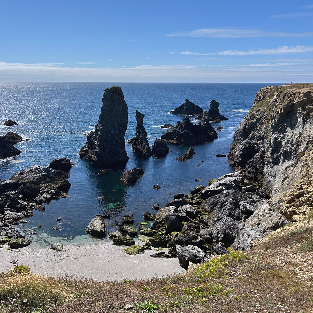 Bretagne mit Kindern - Südküste Bretagne mit Kindern - ein Ausflug nach Belle-Ile-en-Mer. Hier eine der lanschaftlichen Hauptattraktionen: Aiguilles de Port-Coton“ (die Nadeln von Port-Coton) - Felsen, die aus dem Wasser ragen, umgeben von steilen Klippen.