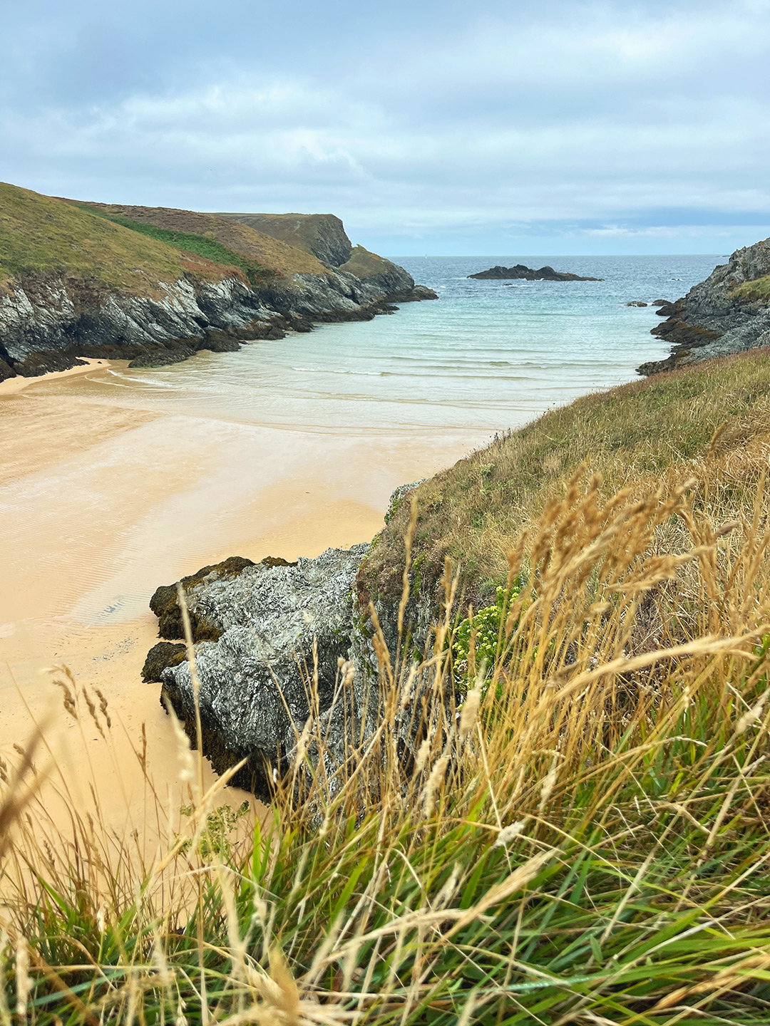 Bretagne mit Kindern - Südküste Belle-Ile-en-Mer mit Kindern. Hier der Strand von Vazen - langgezogener Strand, umrahmt von Klippen mit türkisblauem Wasser.