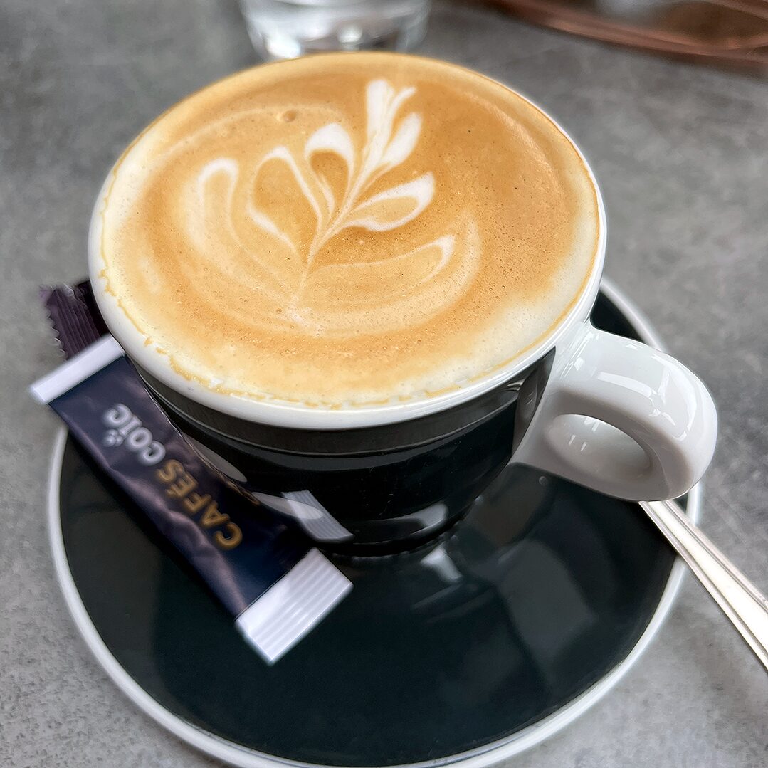 Bretagne mit Kindern - Südküste Urlaub in der Bretagne. Hier ein Foto von einer Tasse Kaffe mit Milchschaum.