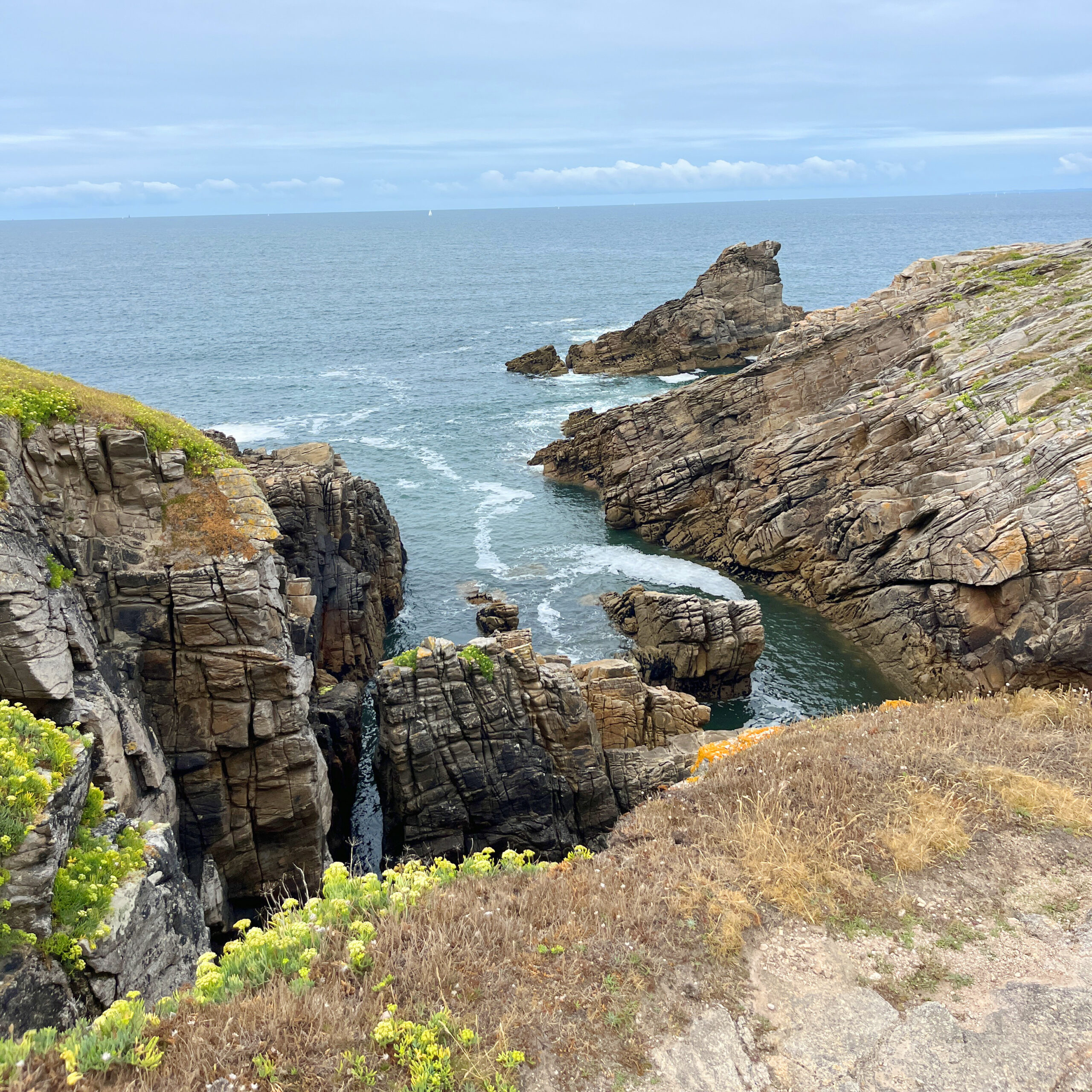 Bretagne mit Kindern - Südküste Quiberon - Côte Sauvage. Hier zu sehen eine schöne sehr schmal geschnittene Bucht - umrahmt von hohen Klippen. Aussicht auf das weite Meer.