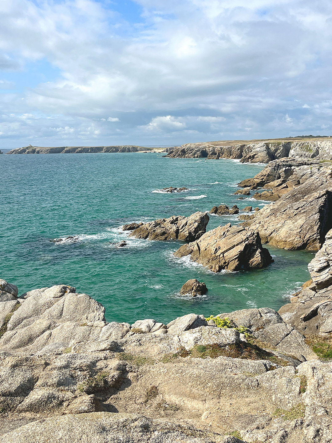 Bretagne mit Kindern - Südküste Bretagne mit Kindern - Südküste: Spaziergang an der Côte Sauvage. Es sind Klippen, Felsen und das Meer zu sehen.