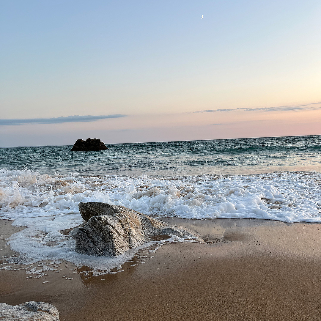 Bretagne mit Kindern - Südküste Bretagne mit Kindern. Hier die Côte Sauvage auf Quiberon. Zu sehen ist der Ausblick auf den Atlantik - direkt am Strand.