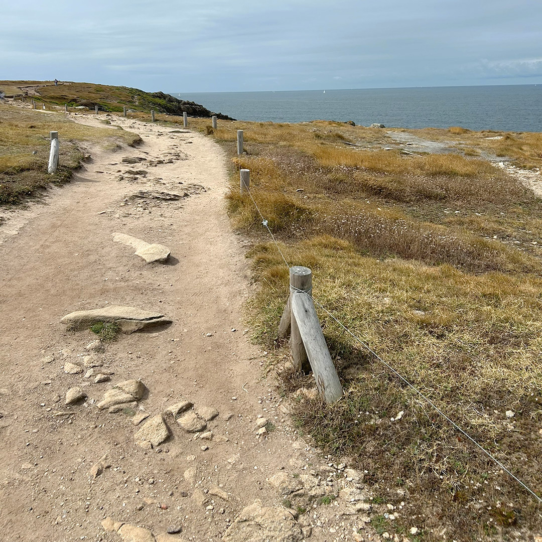 Bretagne mit Kindern - Südküste Bretagne mit Kindern - Südküste. Hier zu sehen der schmale und steinige Wanderweg entlang der Côte Sauvage - die wilde Küste von Quiberon.