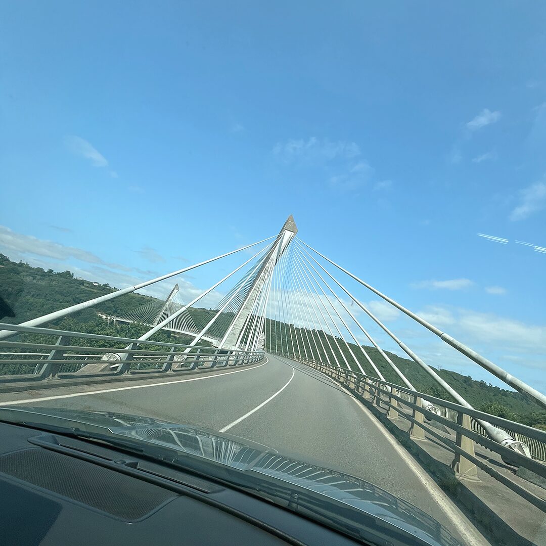 Bretagne mit Kindern - Westküste Bretagne mit Kindern. Hier zu sehen eine große Autobrücke. Aus dem Auto heraus fotografiert.