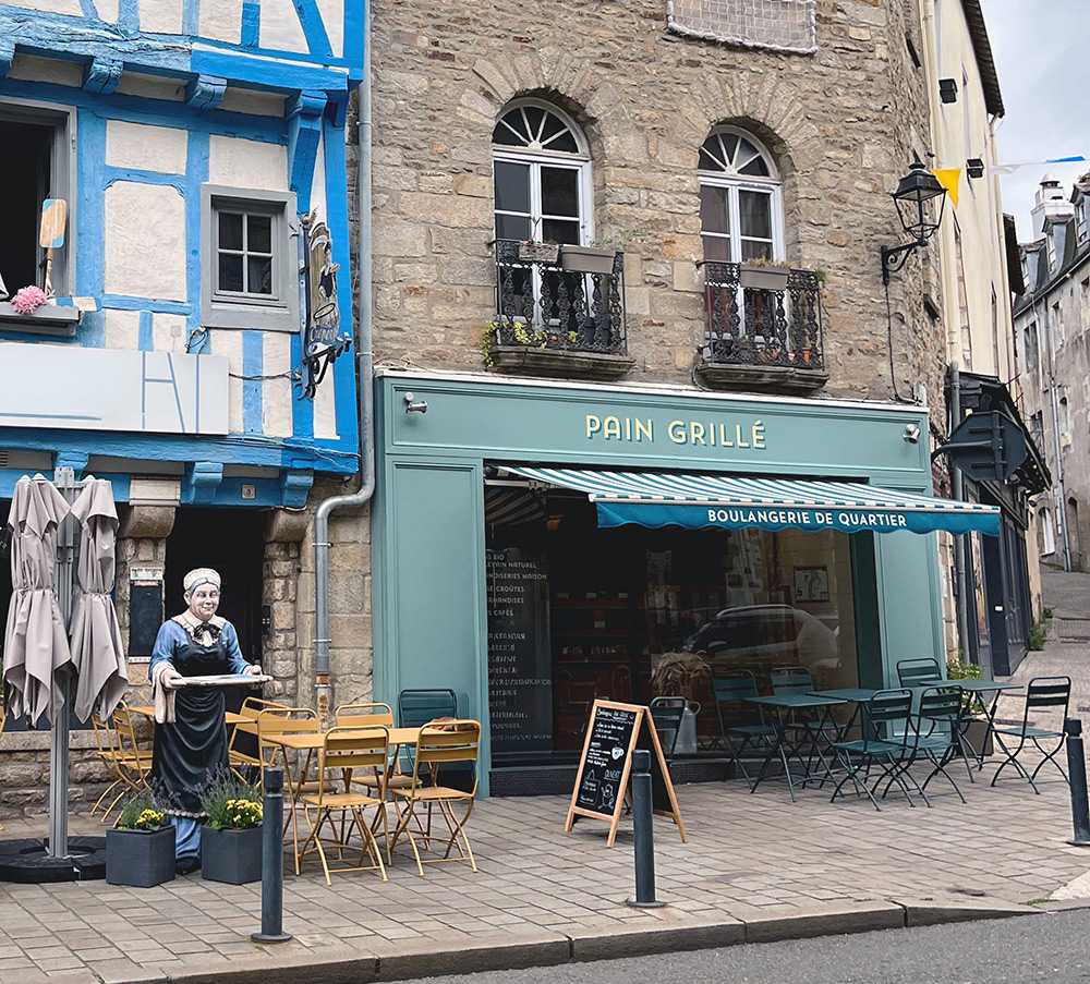 Bretagne mit Kindern - Südküste Bretagne mit Kindern - Südküste: Ankunft in Vannes: Auf dem Bild sieht man eine Bäckerei und ein Fachwerkhaus