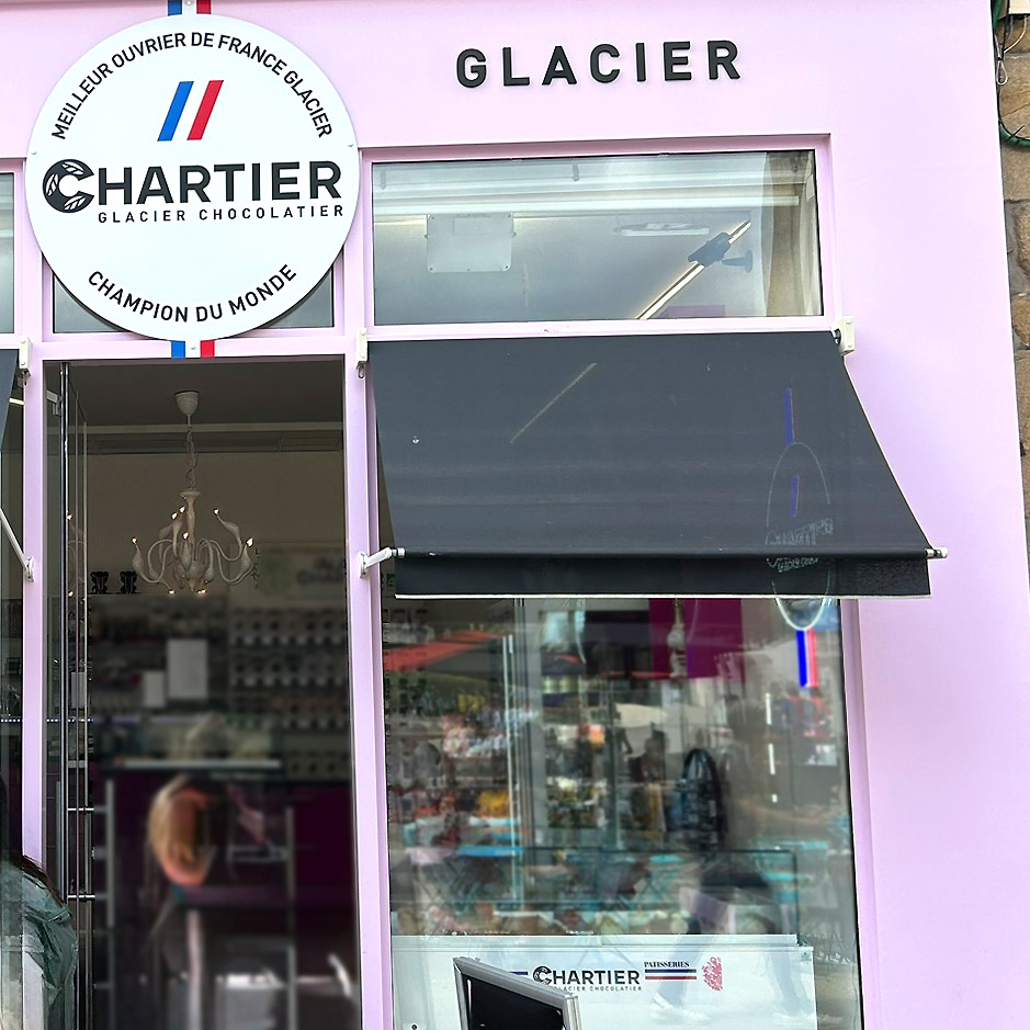 Bretagne mit Kindern - Südküste Südliche Bretagne - Ausflug in die Stadt Vannes: Hier ist eine Eisdiele zu sehen mit einer rosa Fassade. Es ist ein Schild zu sehen mit der Aufschrift: Champion du Monde.