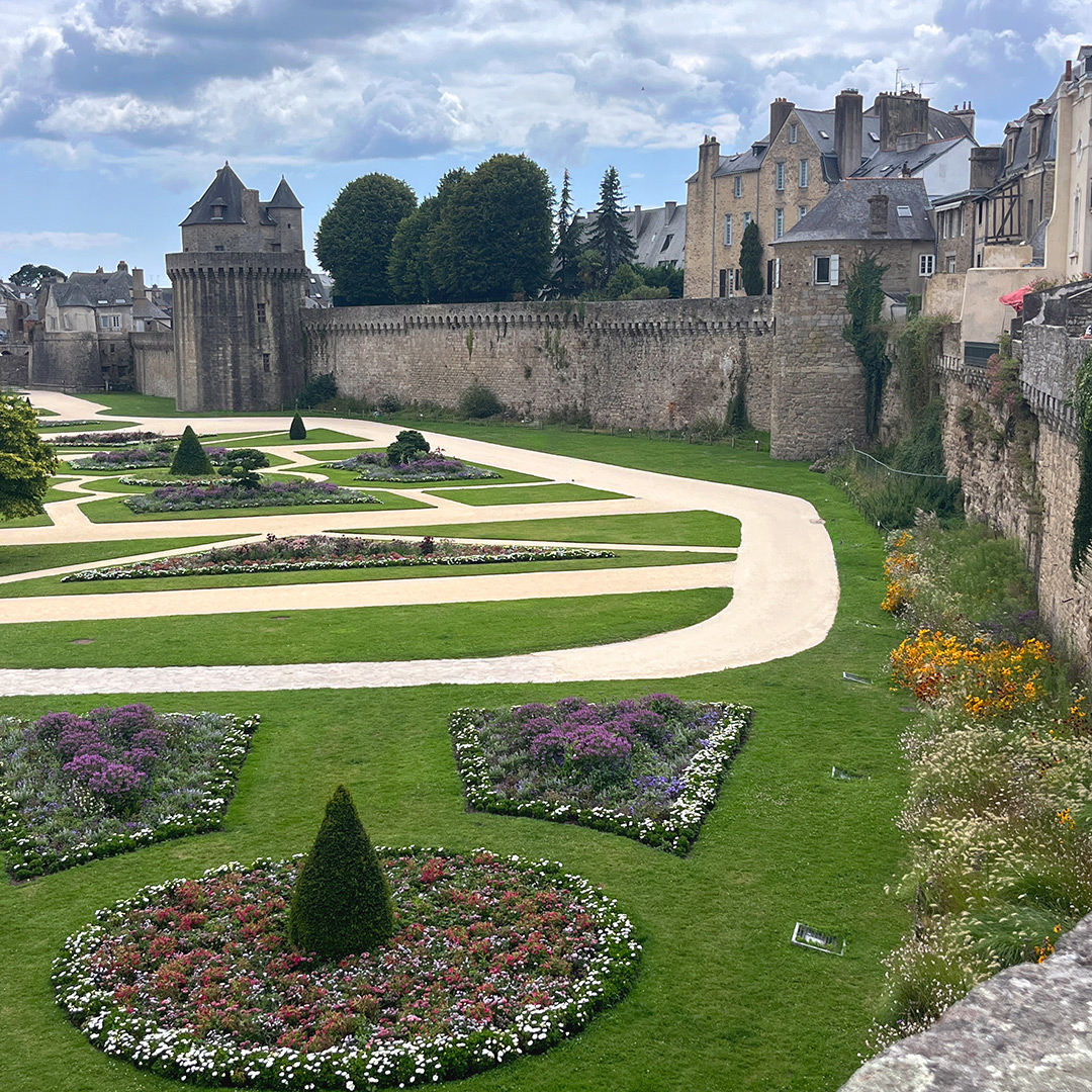 Bretagne mit Kindern - Südküste Ein Muss für jeden Ausflug mit Kindern in Vannes: Die Stadtmauern von Vannes mit Türmen und dem wunderschön angelegtem Schlossgarten sind zu sehen.