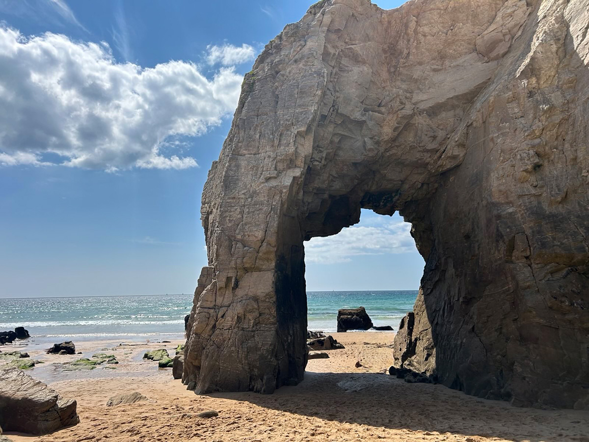 Bretagne mit Kindern - Südküste Bretagne mit Kindern - Südküste: Hier zu sehen: Port Blanc - Felsbogen direkt am Meer auf der Halbinsel Quiberon