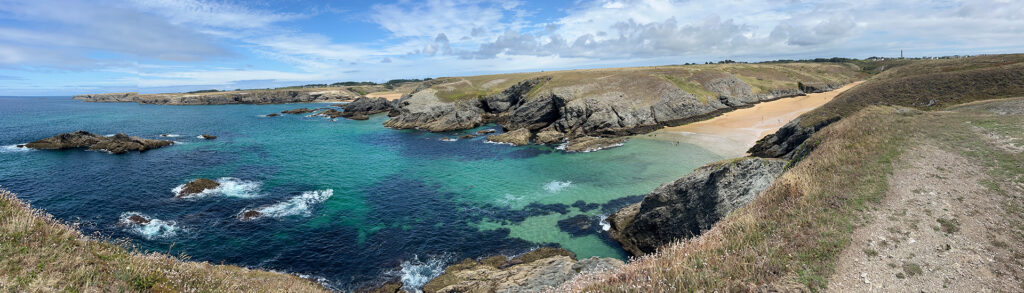 Aufnahme einer schönen schmalen Bucht mit Sandstrand auf der Belle Ile en Mer. Es ist das Beitragsbild zum Artikel über den Süden der Bretagne.