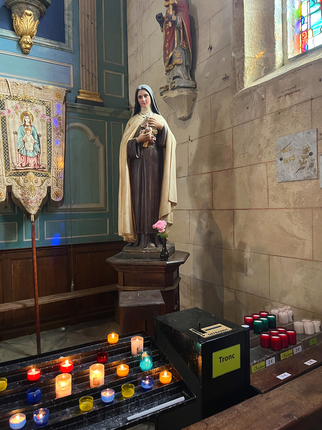 Bretagne mit Kindern - Westküste Besuch in Le Faou. Hier zu sehen eine Marienstatue in der Église Saint-Sauveur.