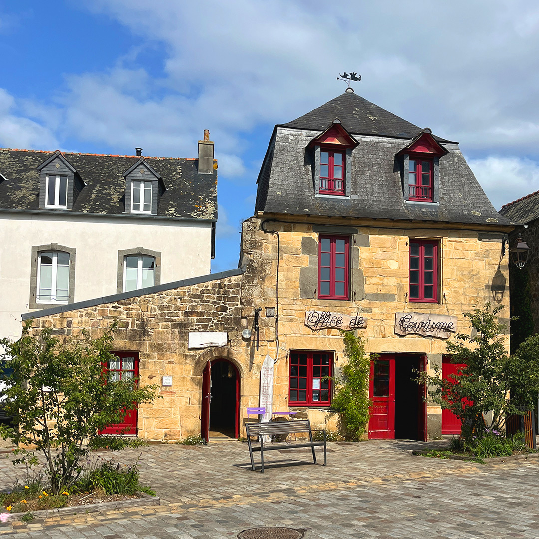 Bretagne mit Kindern - Westküste Bretagne mit Kindern - Westküste. Bretagne, Ausflug nach le Faou. Hier zu sehen: Eins der typischen Häuser von Le Faou mit Schieferdach und hübschen weinroten Fenstern. In diesem Fall die Tourist-Office.