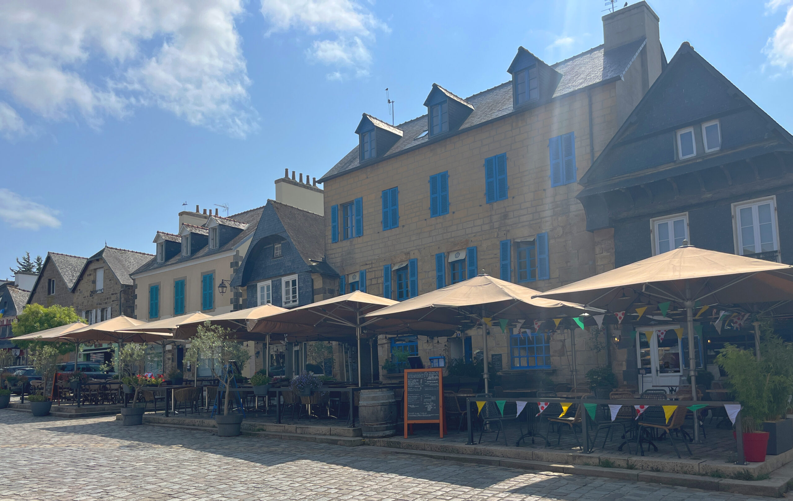 Bretagne mit Kindern - Westküste Bretagen, Besuch in Le Faou - Zu sehen ist eine Reihe von Restaurants mit Terrasse.