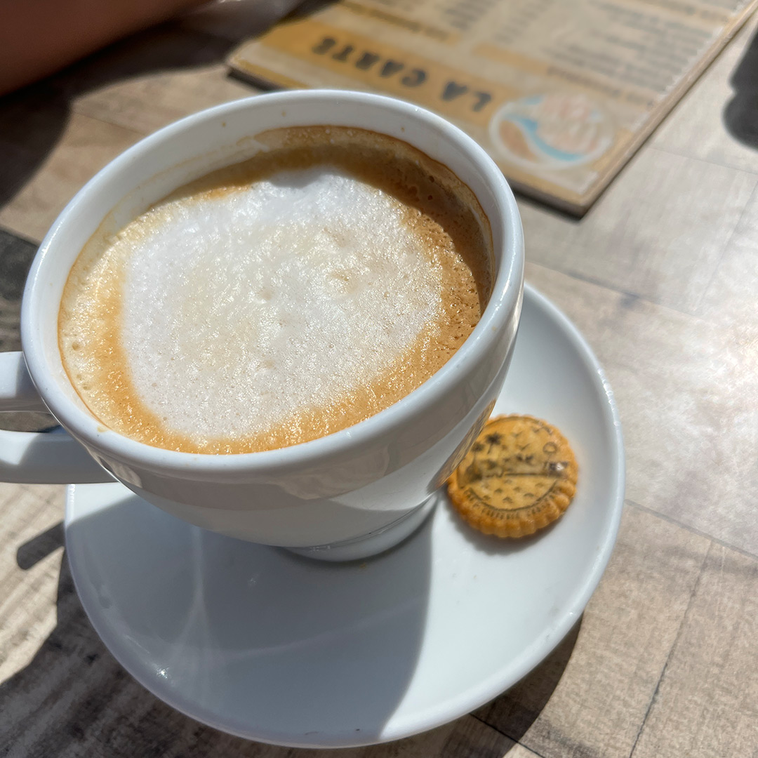 Bretagne mit Kindern - Westküste Familienurlaub in der Bretagne: Hier zu sehen eine Tasse Café Grand Creme