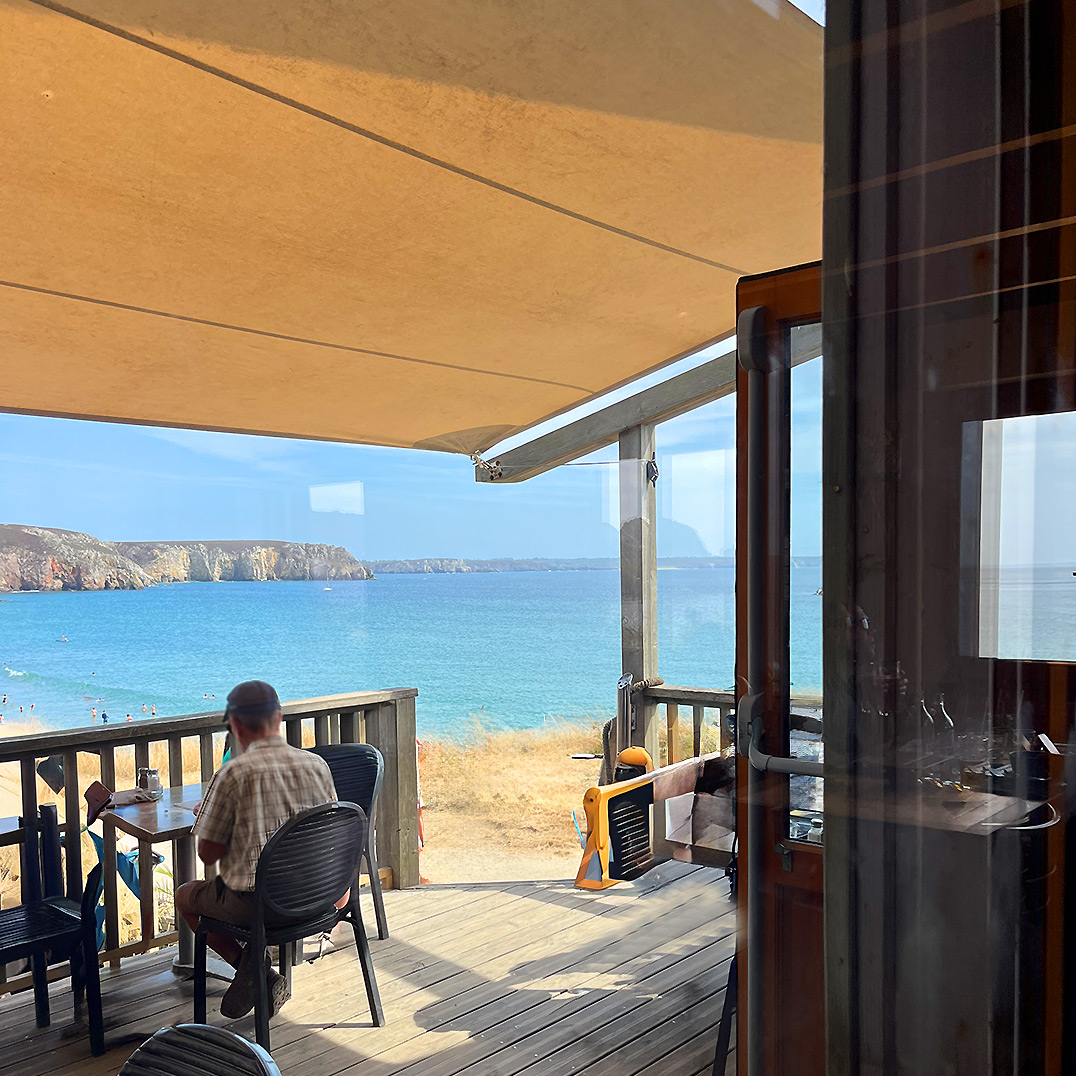 Bretagne mit Kindern - Westküste Familienurlaub im Westen der Bretagne: Hier zu sehen, der Blick aus einem Café auf einen wunderschönen Strand.