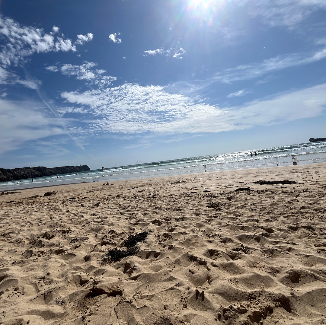 Bretagne mit Kindern - Westküste Bretagne mit Kindern - Plage de Pen Hat. Ein breiter Sandstrand vor blauem Himmel.