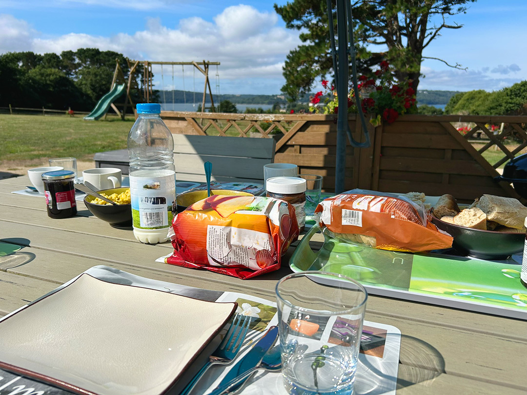 Bretagne mit Kindern - Westküste Urlaub mit Kindern im Westen der Bretagne. Hier unser Frühstückstisch auf der Terrasse unsere Ferienhauses.