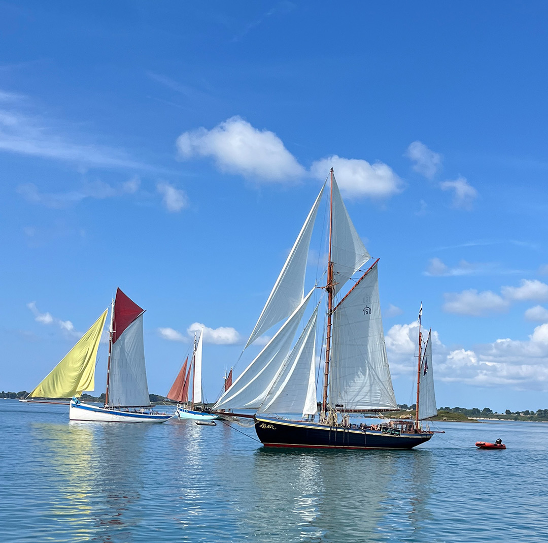 Bretagne mit Kindern - Südküste Bretagne mit Kindern - Südküste: Hier sind historische Segelschiffe im Golf von Morbihan zu sehen.