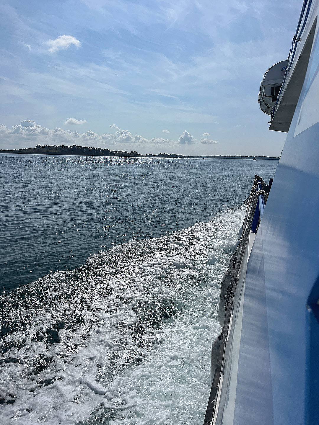 Bretagne mit Kindern - Südküste Bretagne mit Kindern - Südküste: Bootstour durch den Golf von Morbihan - zu sehen ist ein Schiff und eine Insel