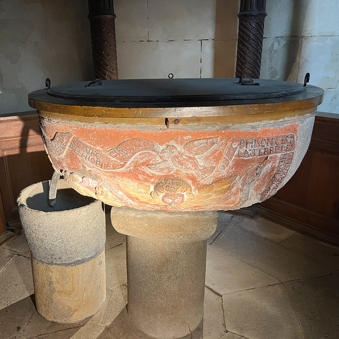 Bretagne - Ausflug nach Le Faou. Hier zu sehen, das berühmte Taufbecken aus Kersantit-Stein mit biblischen Reliefs.