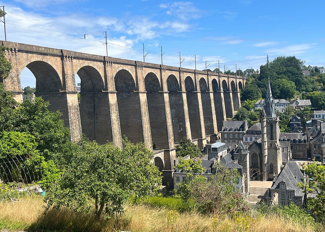 Bretagne mit Kindern - Westküste Bretagne mit Kindern - Ausflug nach Morlaix. Hier zu sehen: Der Viadukt mit seinen Bögen und Bahnstrecke oben auf.