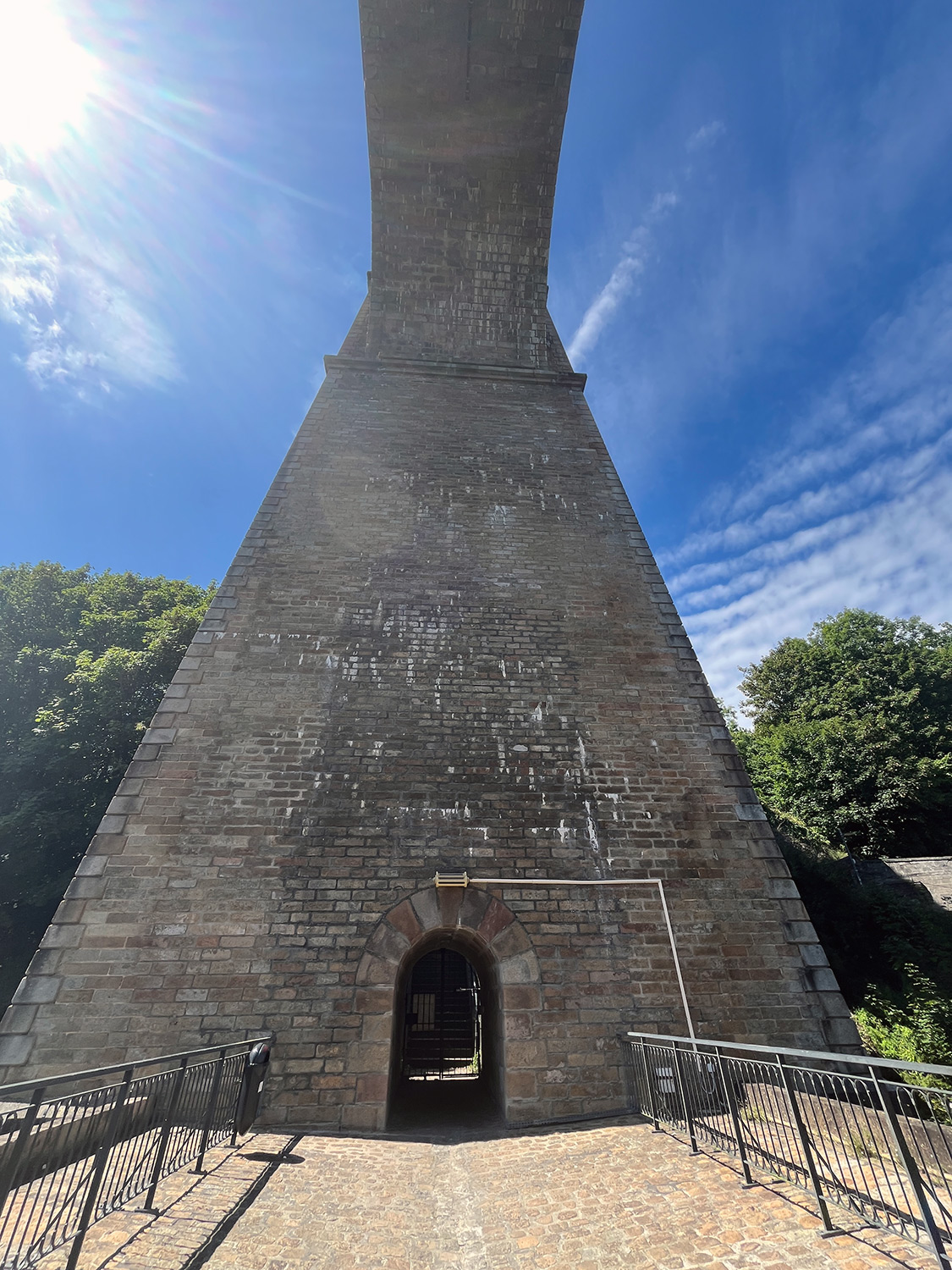 Bretagne mit Kindern - Westküste Bretagne mit Kindern -Bogen des Viadukts von unten fotografiert - blauer Himmel und Sonnenschein.