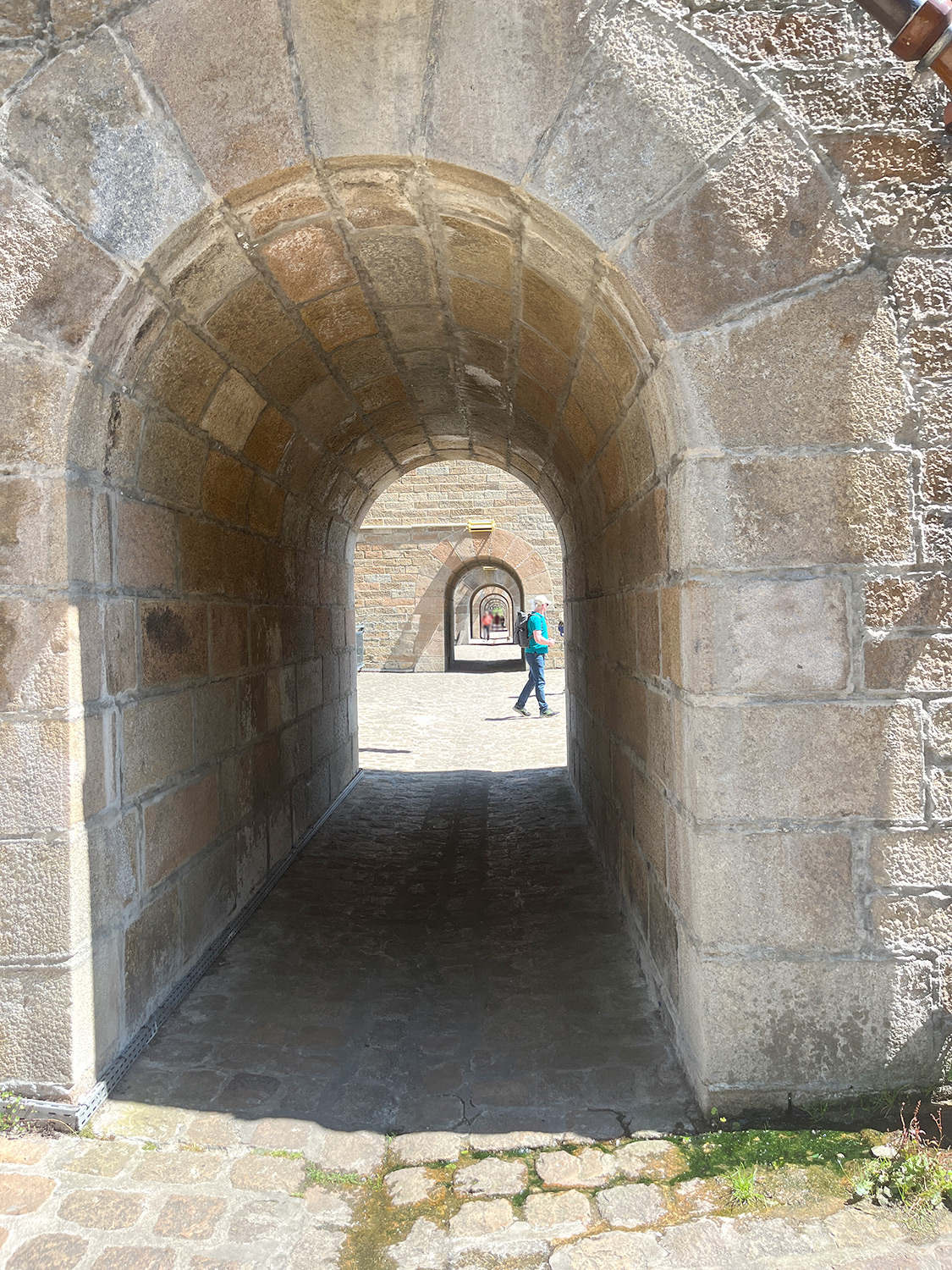 Bretagne mit Kindern - Westküste Viadukt von Morlaix: Durch jeden der massiven Viadukt - Pfeiler führt ein kleiner Tunnelweg. Der Stein ist beige bis orange gefärbt.