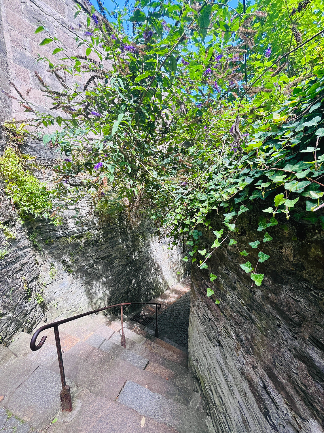Bretagne mit Kindern - Westküste Morlaix: Treppengang von mehr als 100 Stufen hinunter in die Stadt. Der Gang ist von Stein umgeben. In der Mitte ist ein Geländer.