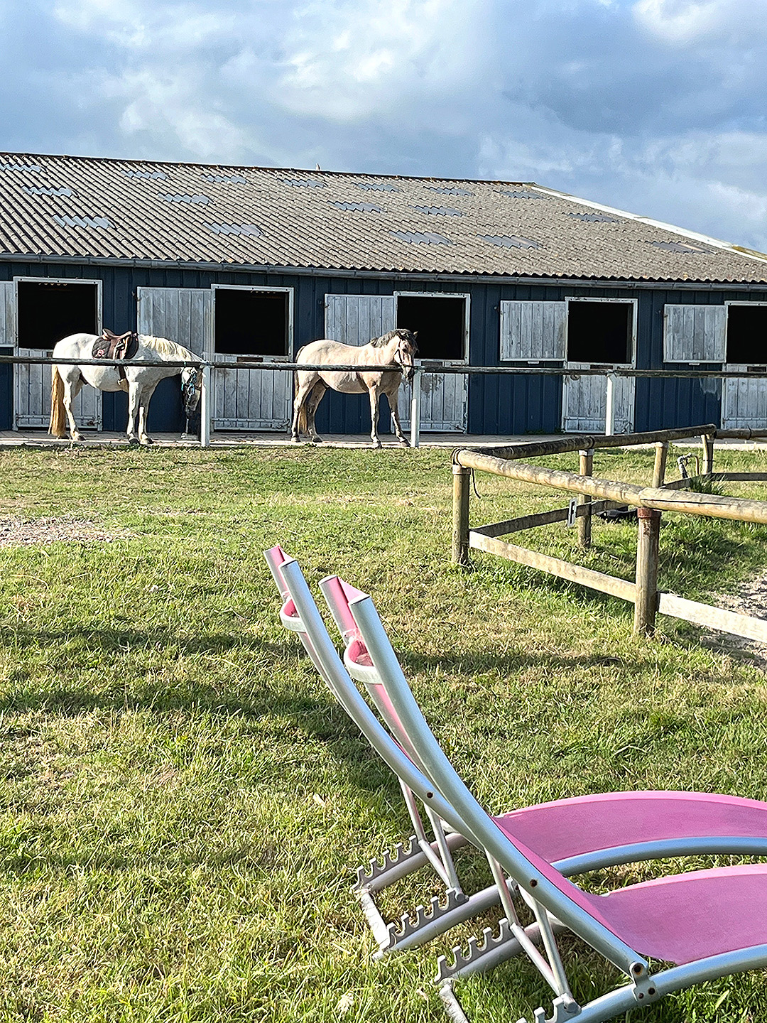 Bretagne mit Kindern - Südküste Belle-Ile-en-Mer mit Kindern. Reiten für Kinder, hier zum Beispiel ein Reitstall in Saint-Pierre-Quiberon. Es sind zwei Pferde vor dem Stall zu sehen.
