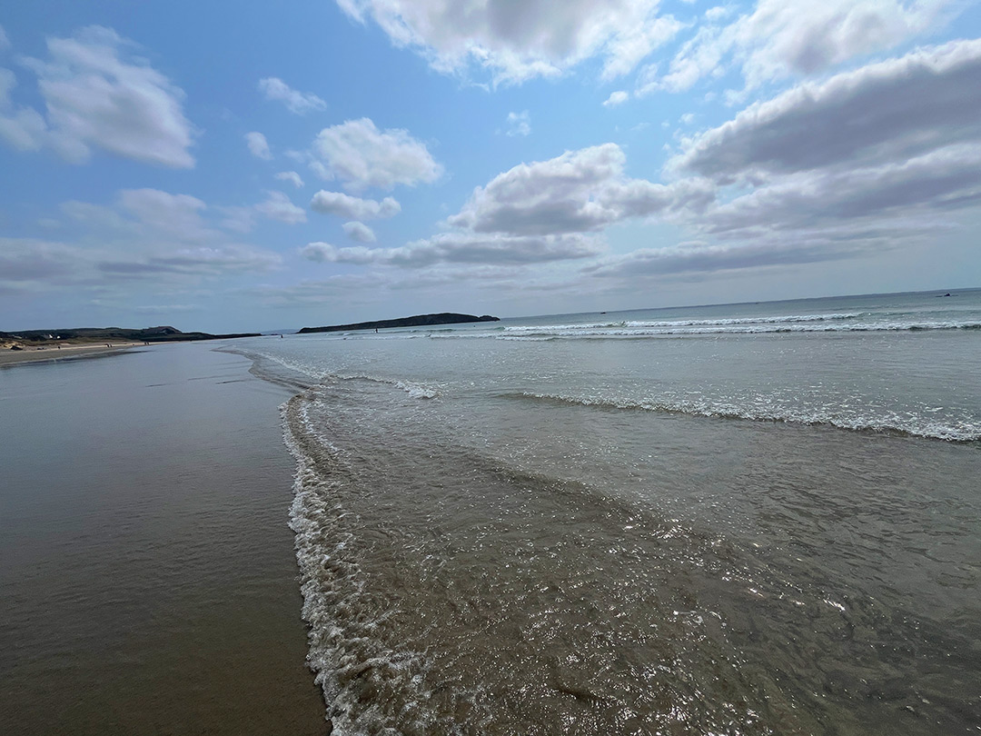 Bretagne mit Kindern - Westküste Bretagne mit Kindern - Westküste. Blick auf den Strand und das Meer.