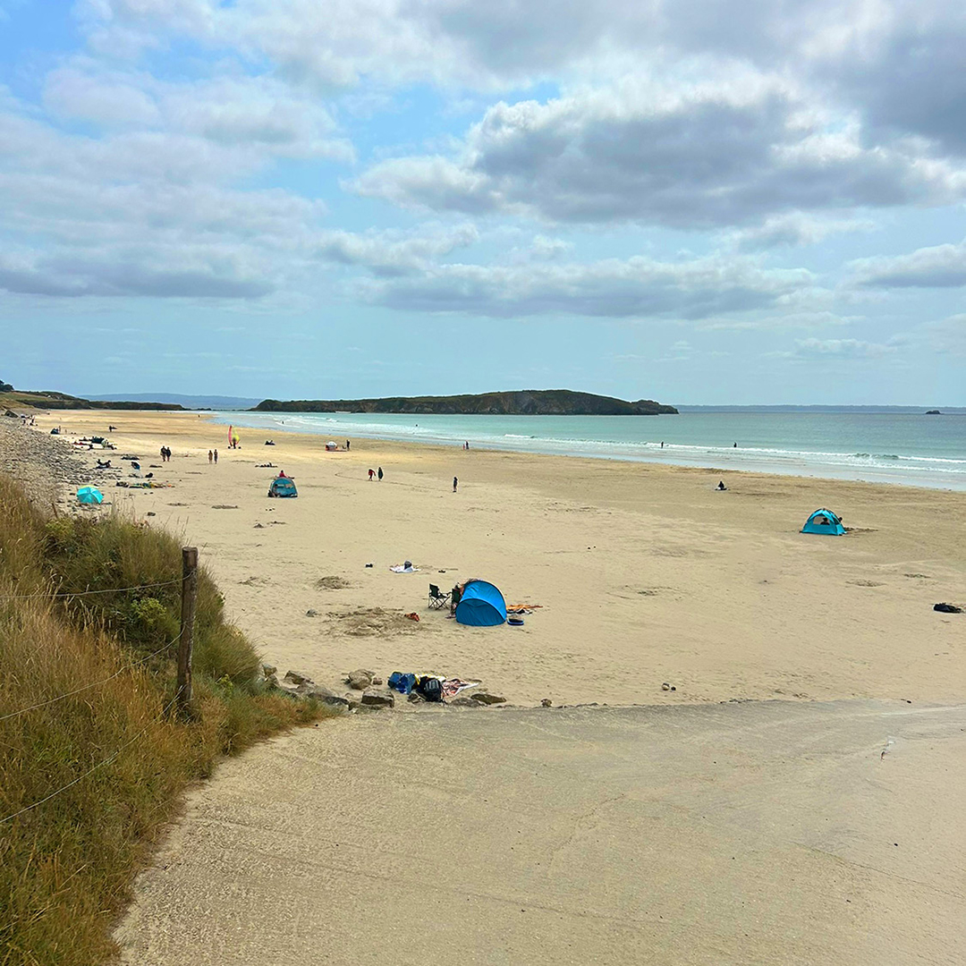 Bretagne mit Kindern - Westküste Bretagne mit Kindern - Westküste. Blick auf den Strandaufgang zu einem langen weißen Sandstrand. Die Plage de l´Aber.