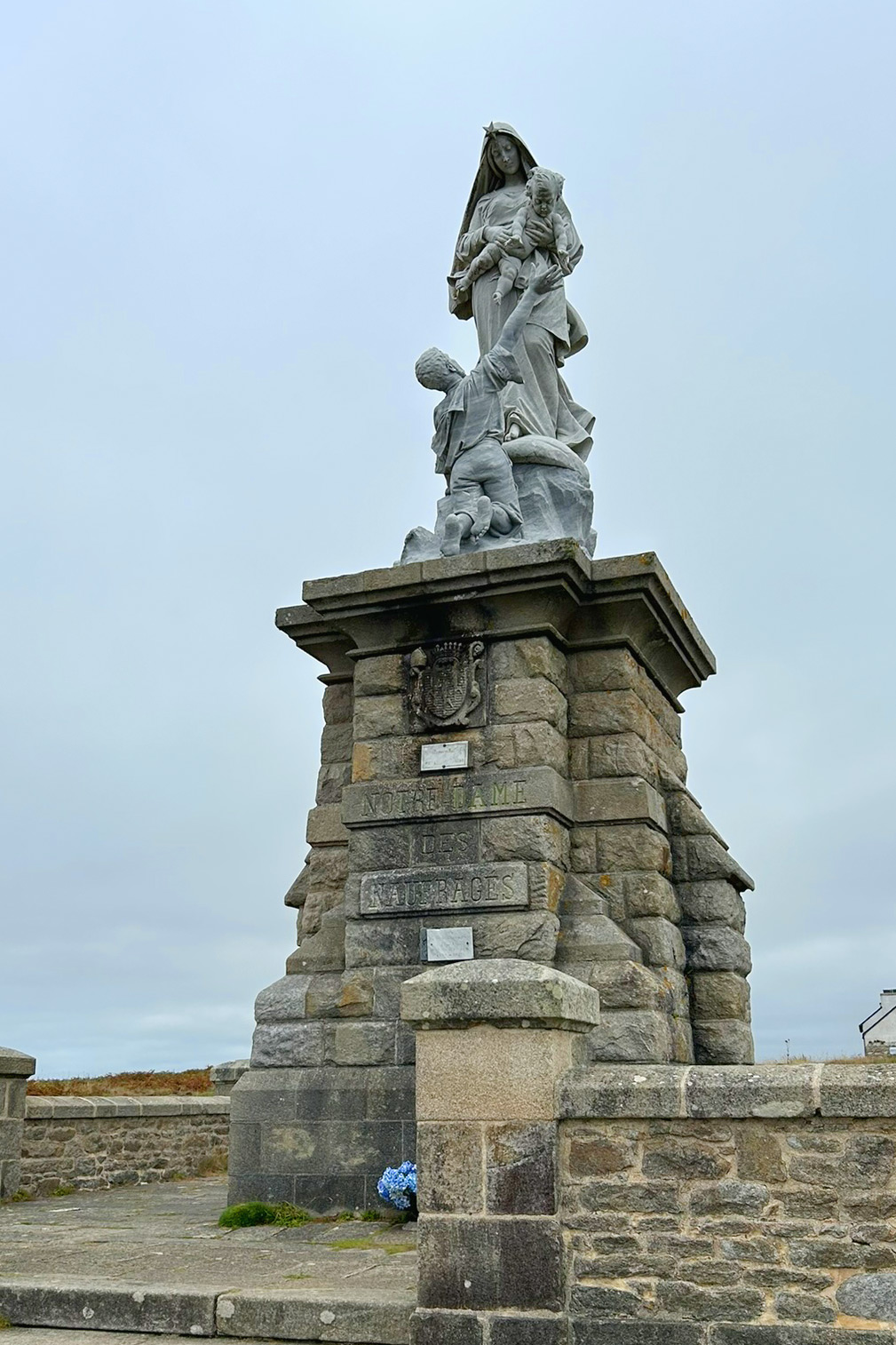 Bretagne mit Kindern - Westküste Bretagne mit Kindern. Wir sind an der Pointe du Raz und sehen die Marien-Statue, Notre‑Dame des Naufragés (auf Deutsch: „Unsere Liebe Frau der Schiffbrüchigen“