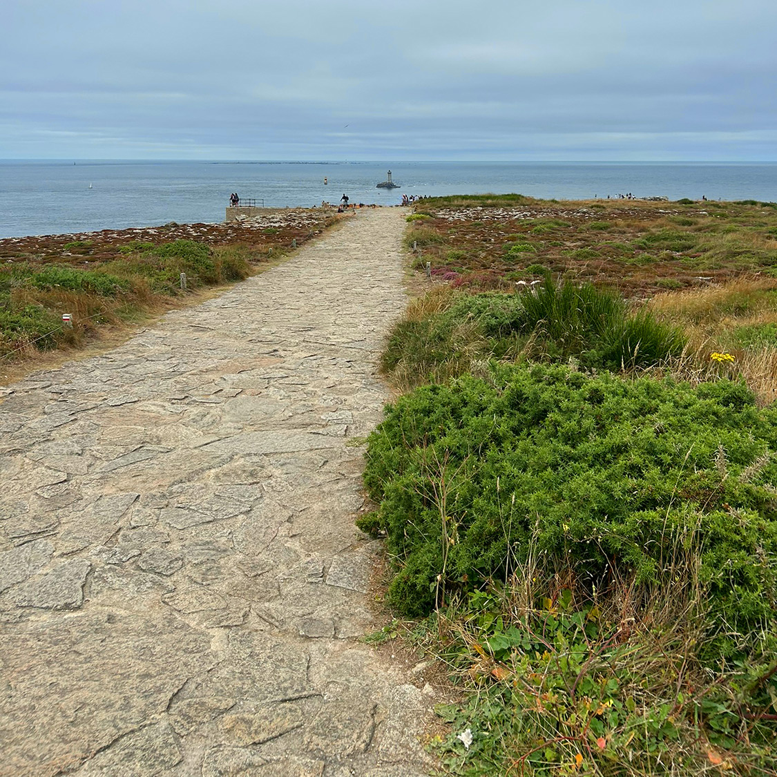 Bretagne mit Kindern - Westküste Bretagne mit Kindern. Hier zu sehen der lange und leider auch steinige Weg zur Pointe du Raz.