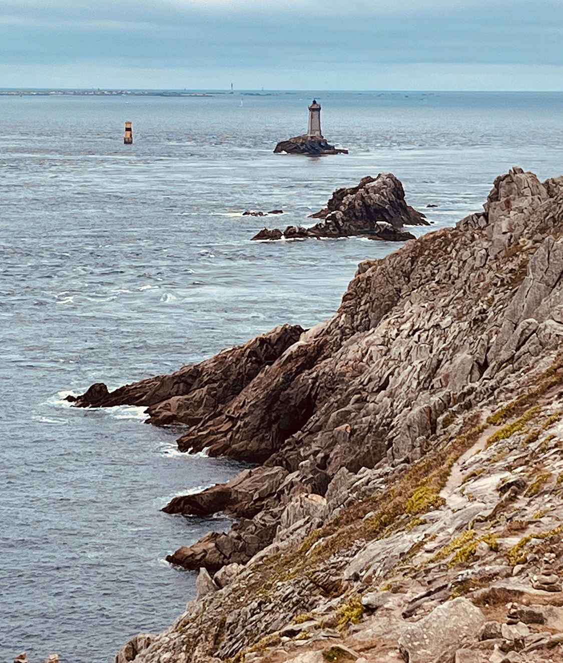 Bretagne mit Kindern - Westküste Bretagne mit Kindern: Hier zu sehen, die Pointe du Raz - ein Fels, der weit in das Meer hinausragt. Es ist der westlichste Punkt Frankreichs.