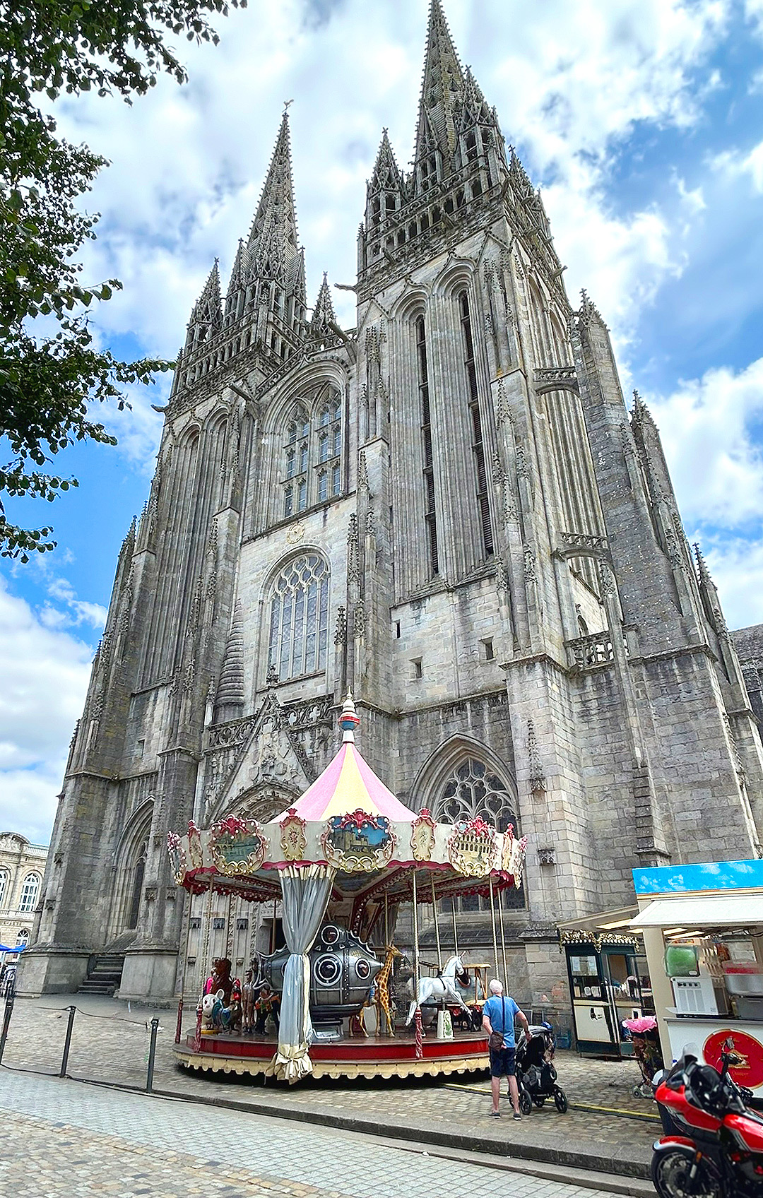 Bretagne mit Kindern - Westküste Stadtbummel in Quimper. Hier sind die zwei über 70 Meter hohen Türme der gotischen Kathedrale Corentin zu sehen.