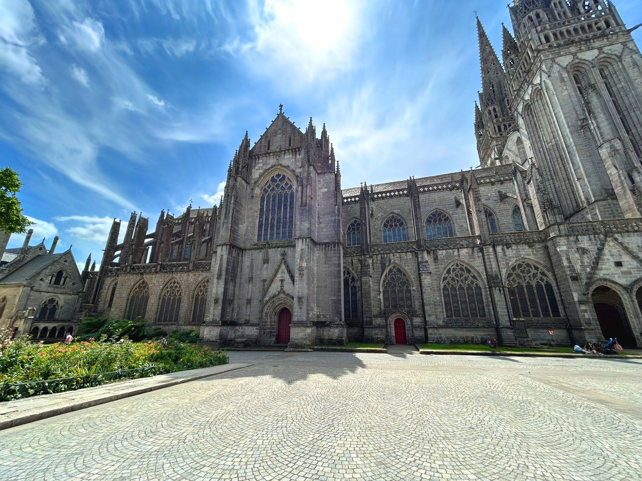 Bretagne mit Kindern - Westküste Stadtbummel in Quimper. Hier unser Blick seitlich auf die Kathedrale Corentin am Place de Corentin.