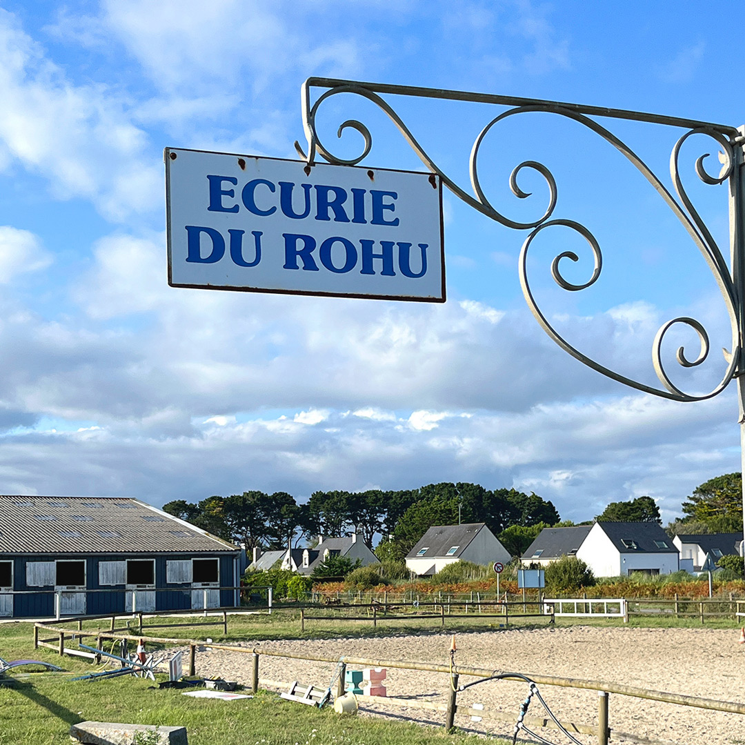 Bretagne mit Kindern - Südküste Reiten für Kinder in der Bretagne, hier zu sehen ein Reiterhof mit Reitplatz in Saint-Pierre-Quiberon. Auf einem Schild steht der Name: Ecurie du Rohu.