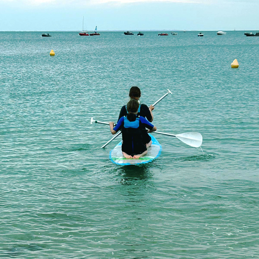 Bretagne mit Kindern - Südküste Ein Strandtag im Süden der Bretagne: Hier ein Strand bei Saint-Pierre-Quiberon. Zu sehen sind zwei Personen sitzend auf dem Stand-Up-Paddle auf dem Meer