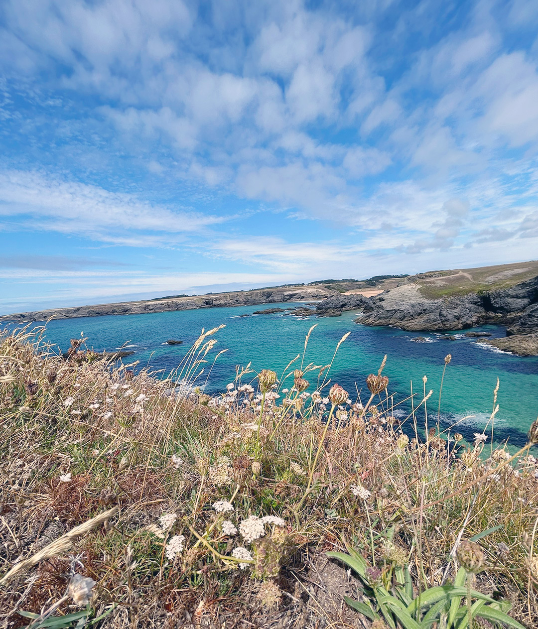 Hintergrund für eine Box, die auf unseren Lieblingsreiseführer hinweist. Es ist eine schmale Bucht mit türkisblauem Wasser zu sehen.