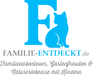 Das Logo für den Blog familie-entdeckt.de. Es ist der Großbuchstabe F zu sehen. Daneben ist eine Katze zu sehen. Dann folgt der Text: Familienabenteuer, Gartenfreuden und Naturerlebnisse mit Kindern
