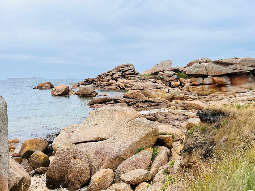 Bretagne mit Kindern - Westküste Cote de Granit Rose - Mehrere Felsformationen hintereinander - Blick aufs Meer.