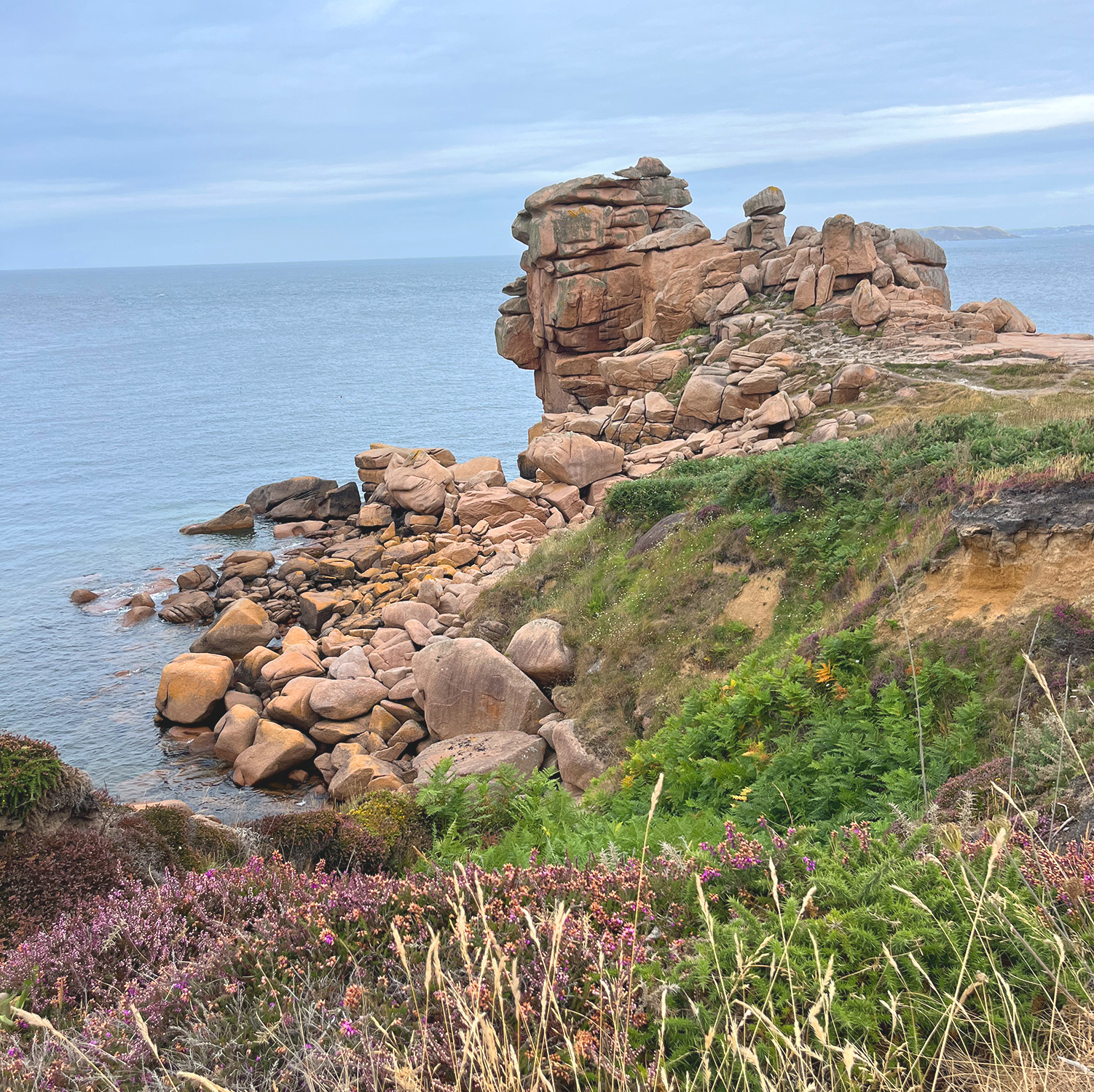 Bretagne mit Kindern - Westküste Cote de Granit Rose - große Felsformation, die in das Meer hinein ragt.