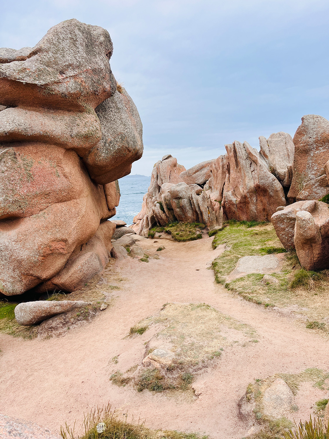Bretagne mit Kindern - Westküste Bretagne - Cote de Granti Rose. Bizarre rötlich gefärbte Steinformation.