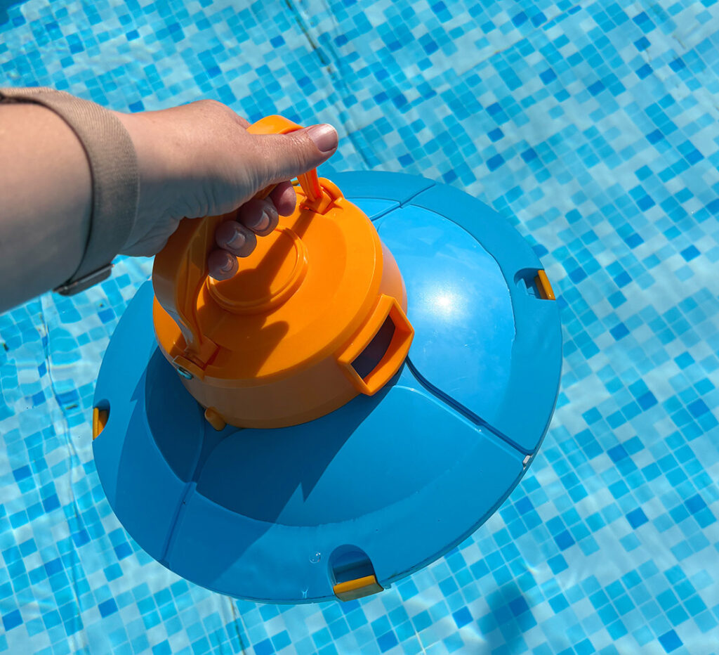 familie-entdeckt.de - Thema Poolpflege - hier zu sehen ein Poolsauger-Roboter. Der Roboter ist unten hellblau und oben orange.