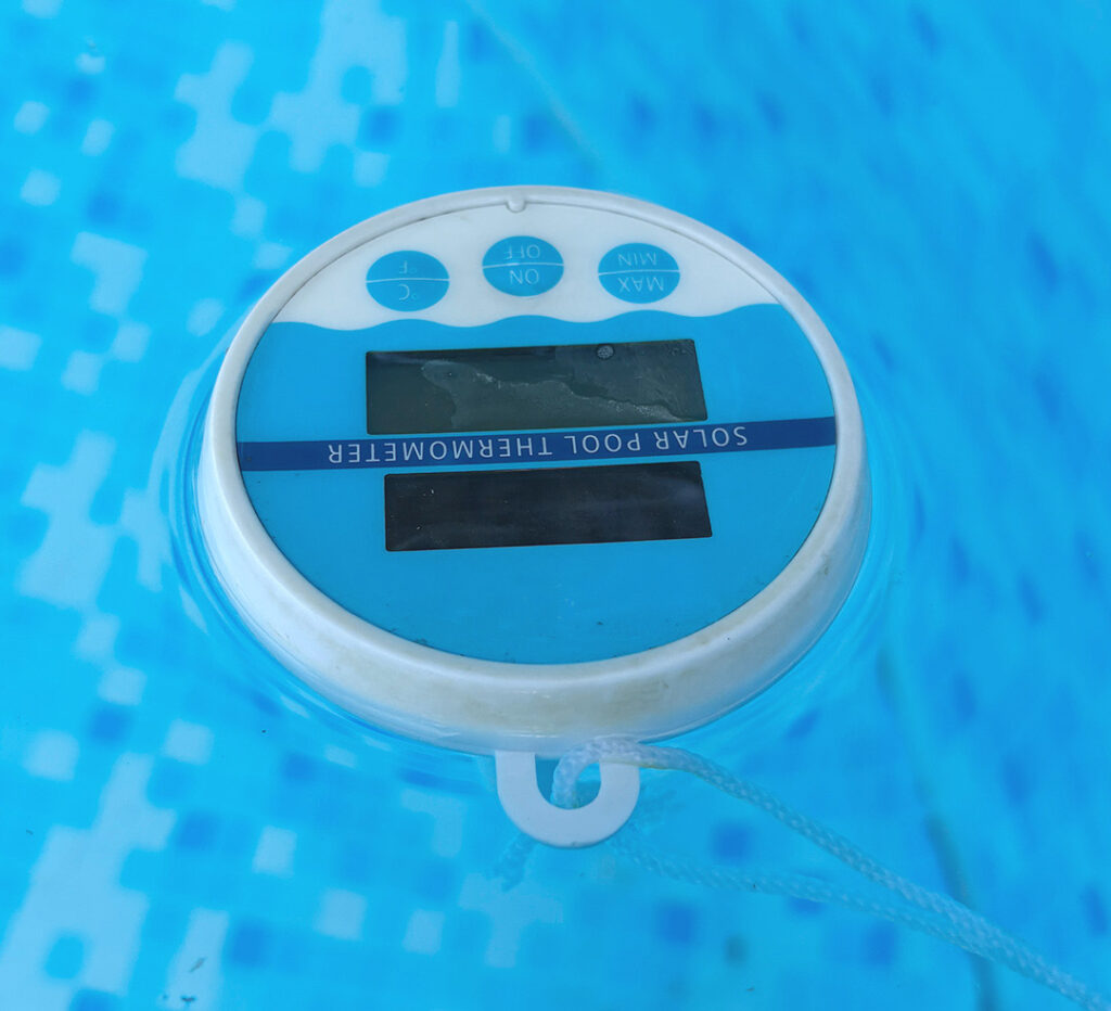 familie-entdeckt.de - hie rzu sehen - ein digitales Poothermometer in hellblau und weiß
