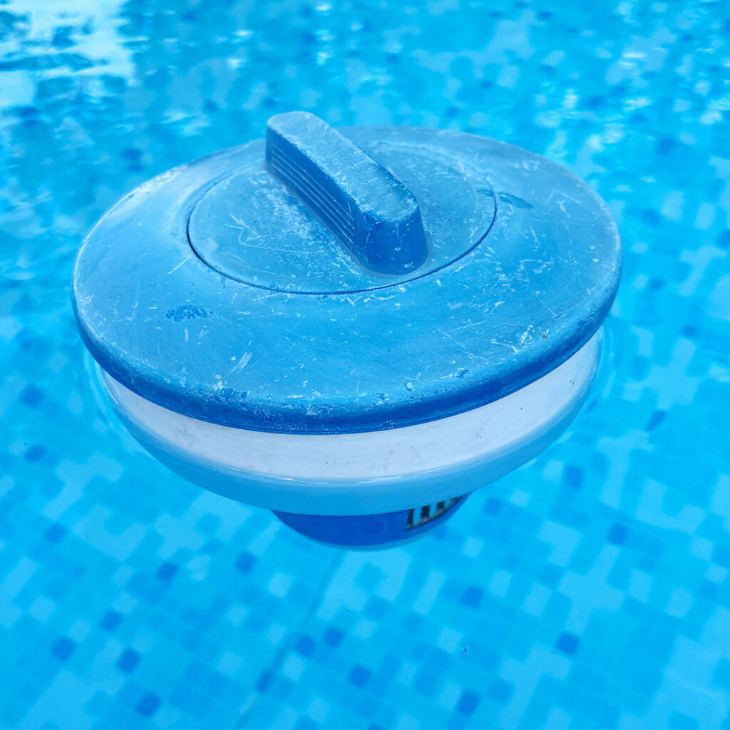familie-entdeckt.de - Thema Pool-Wasserpflege, hier zu sehen: ein Schwimmer in hellblau und weiß